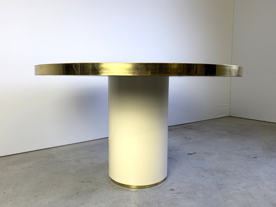 Lacquered wood and brass round dining table, 1970s, Eettafels, Hout, Messing, Crème, Modern (foto 3 van 10)