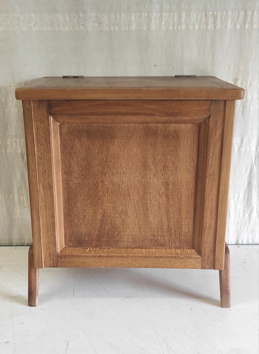 Mesita auxiliar modernista de madera maciza - década de 1950