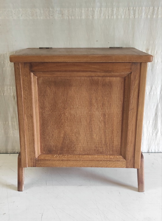 Image 1 of Mesita auxiliar modernista de madera maciza - década de 1950
