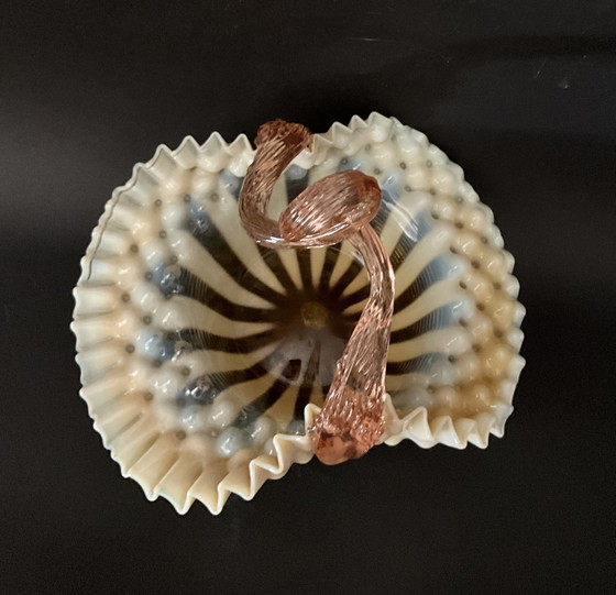 Image 1 of Cesta de cristal artístico de Murano, rara, de cristal opalino con asa rosa retorcida, Italia, 1955–1965.