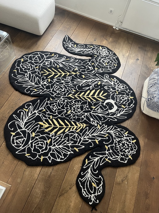 Image 1 of Evento artistico Ikea x tappeto a forma di serpente Supakitch