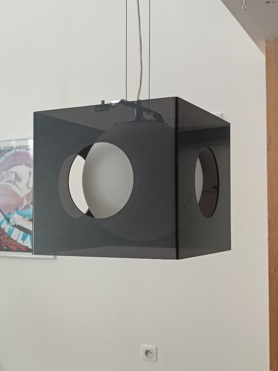 Image 1 of Lámpara colgante de diseño de los años 90 en plexiglás ahumado.