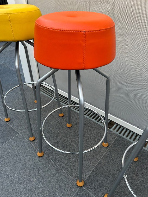 3 taburetes de bar estilo Memphis. – Javier mariscal, Leather (photo 4 of 13)