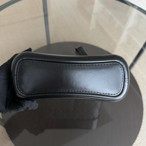 Image 1 of Sac hobo Chanel Gabrielle petit modèle - Cuir de veau matelassé noir, finitions dorées