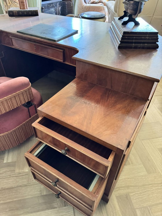 Image 1 of Bureau style classique en noyer