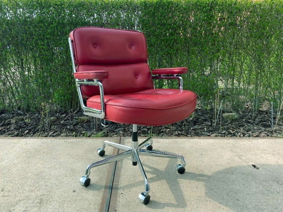Image 1 of Silla de vestíbulo Eames Vitra 2008 color rojo piedra