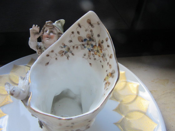 Image 1 of Jarrón antiguo con forma de concha, decorado con un elfo/bufón/niño y un pájaro - Volkstedt