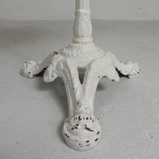 Image 1 of Mesa de bistró con patas de hierro fundido y tablero de mármol, década de 1920.