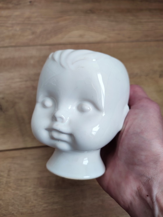 Image 1 of Pot de fleurs vintage en céramique blanche, motif tête d'enfant.
