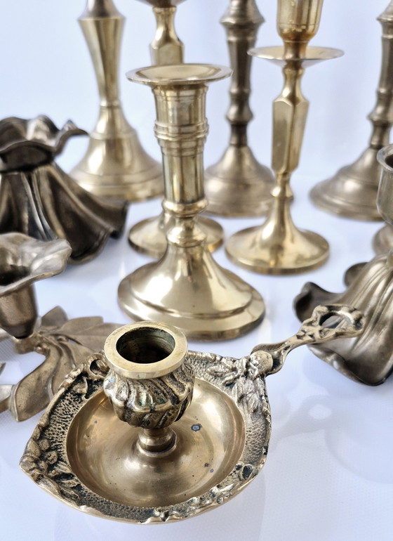 Image 1 of Collezione di 11 portacandele in ottone, che spaziano dallo stile antico a quello brutalista, per un peso di oltre 4,3 kg.