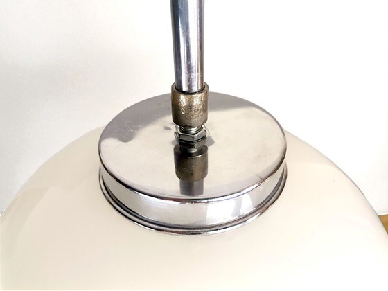 Image 1 of Ovale Art Deco Hängelampe aus weißem Opalglas