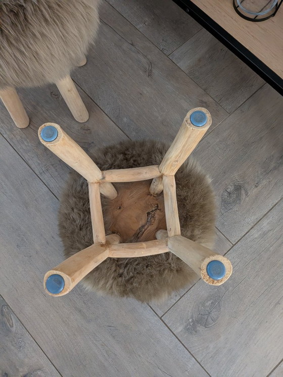 Sgabello con pelliccia di pecora – Sgabelli, Wood, Wool (photo 5 of 5)