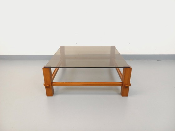 Image 1 of Vintage vierkante Italiaanse Fontana Arte salontafel van hout en gerookt glas uit de jaren 70.
