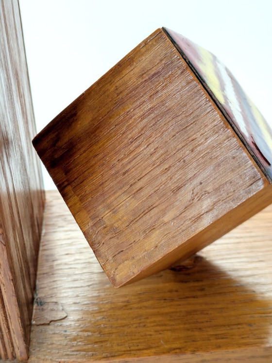 Image 1 of Fermalibri in legno di metà secolo con cubo smaltato, design geometrico modernista, anni '60