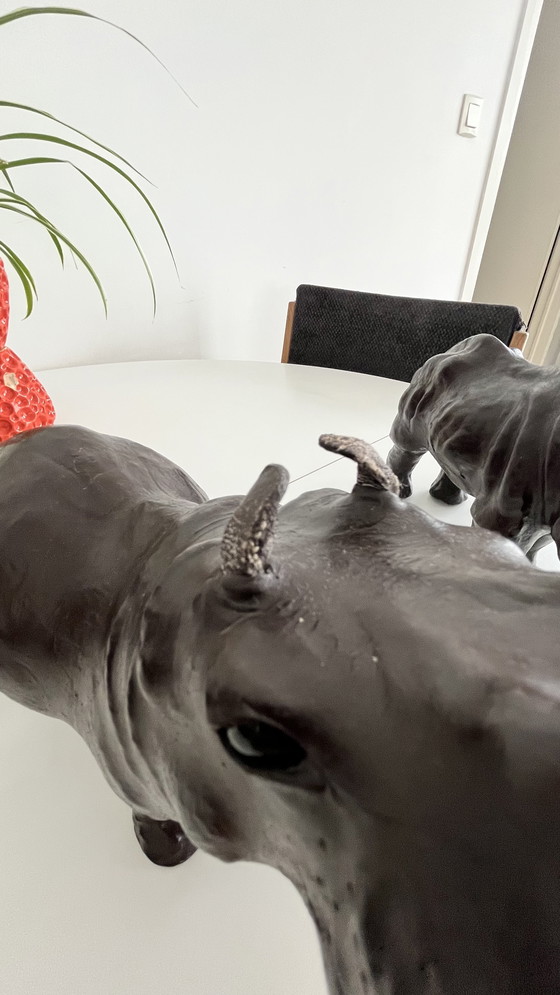 Image 1 of Set di due statue di animali vintage in pelle - Ippopotamo e Rinoceronte - nello stile di Omersa