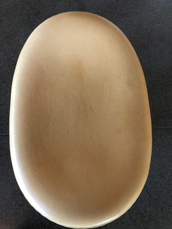 Image 1 of Sedia a uovo di Fritz Hansen con poggiapiedi (edizione anniversario)