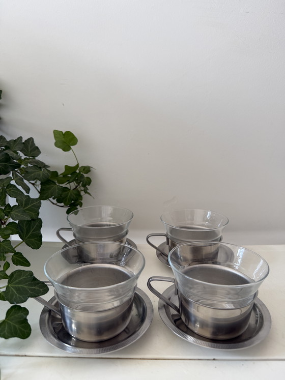 Image 1 of Juego de 4 vasos de té con soporte y platillos cromados.