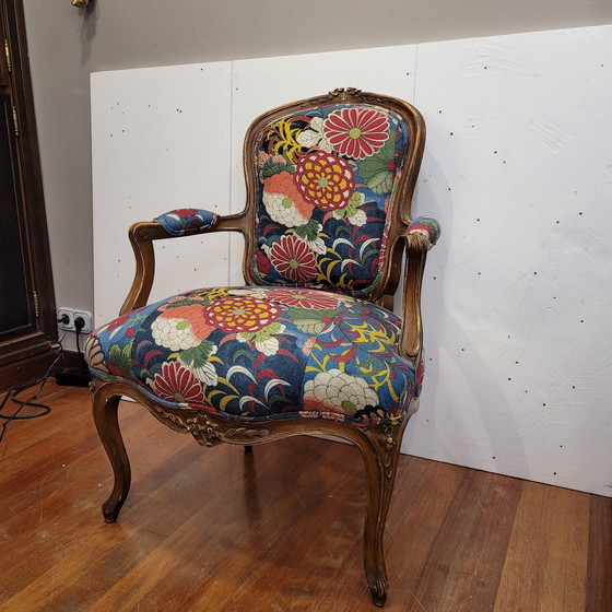 Image 1 of Sillón en Madera de Nogal Tallada, Tapizado Pierre Frey, Estilo Luis XV, pp. s. XX – Francia