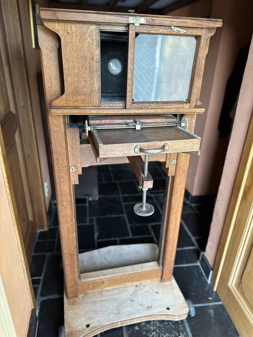 Caméra de studio vintage en bois sur trépied - Narita Belgium