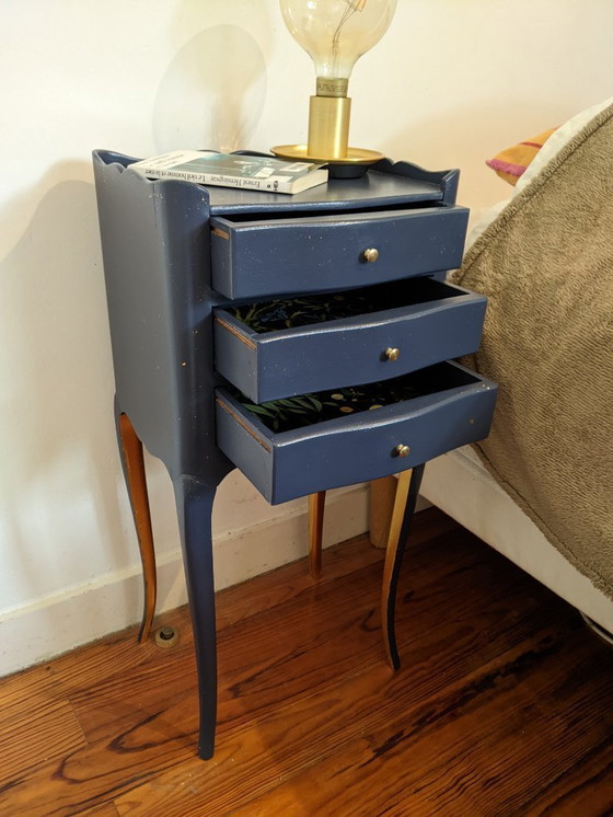 Image 1 of Mesita de noche restaurada estilo Luis XV, azul marino y pan de oro