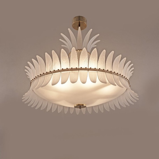 Image 1 of Lustre Art déco en verre de Murano italien, orné de plumes et de détails en laiton.