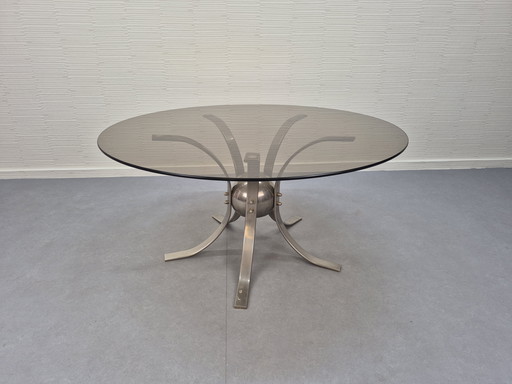 Table basse « Sputnik ». Table vintage en verre fumé avec finitions chromées.