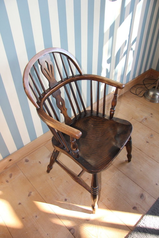 Silla Windsor antigua inglesa con respaldo bajo