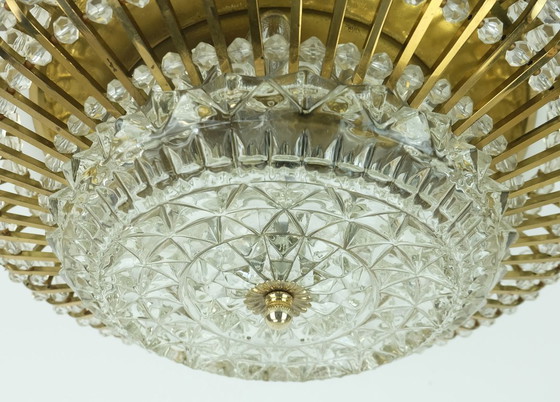 Image 1 of Lámpara de techo de mediados de siglo de la década de 1960, lámpara de techo de latón y vidrio, estilo Hollywood Regency.