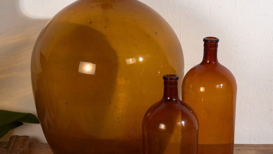 Antike bernsteinfarbene Flaschen (ca. 1920). 3er-Set #64 – Gläser & Karaffe, Glass (photo 3 of 10)