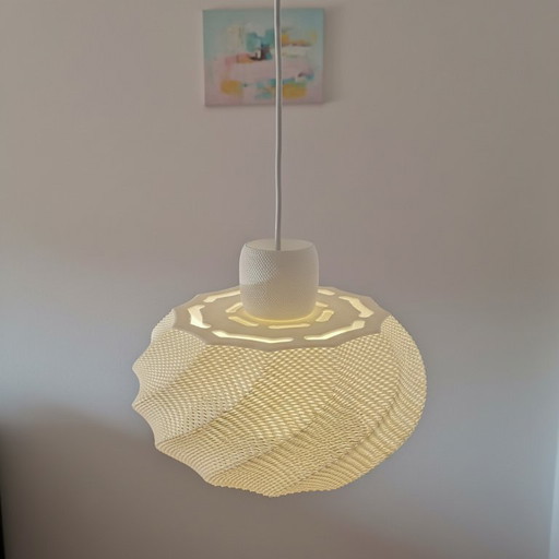 Elegante lámpara colgante en buen estado.