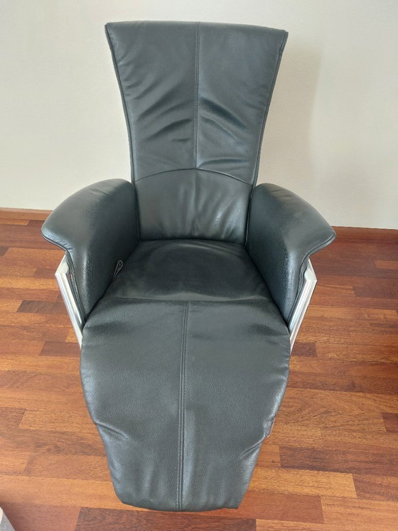 Image 1 of Rara coppia di poltrone lounge Saporiti Italia “Proposals” P60 – in pelle viola e nera – con poggiapiedi estraibile –