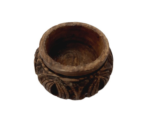 Pequeño cuenco primitivo de madera tallada