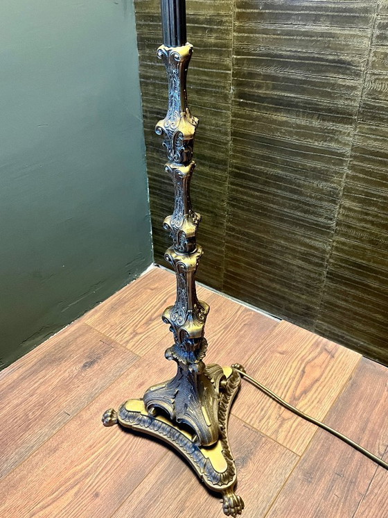Image 1 of Lámpara de pie de latón macizo de mediados de siglo con patas de león. Pantalla muy sólida y elaborada, con ribete de terciopelo
