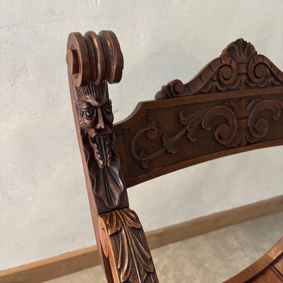 Image 1 of Dagobert-Sessel aus Walnussholz im mittelalterlichen Stil