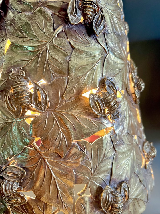 Image 1 of Lampe de table design en laiton ornée de feuilles de vigne et d'abeilles. Numéro de brevet gravé sur la face inférieure, ver