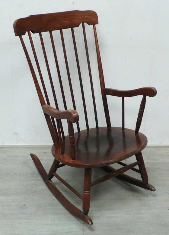 Image 1 of Vecchia sedia a dondolo in legno massello con schienale a fuso, braccioli, super confortevole