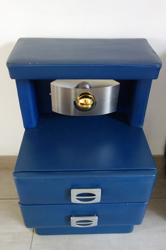 Exclusivo par de mesitas de noche de estilo futurista, fabricadas en piel sintética y aluminio cepillado, de (photo 3 of 17)