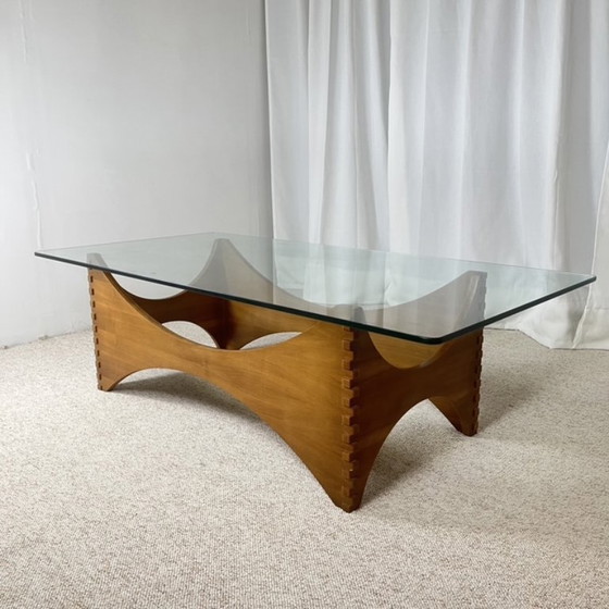 Image 1 of Sculpturale salontafel van mahoniehout en glas – Europa, jaren 70