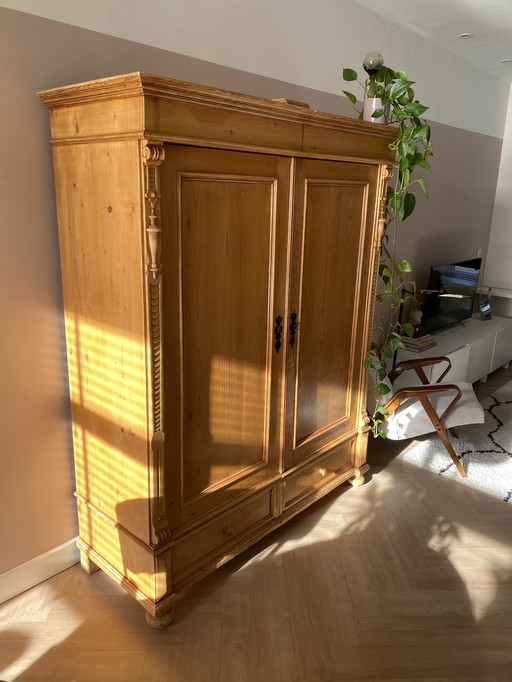 Holz-Schrank