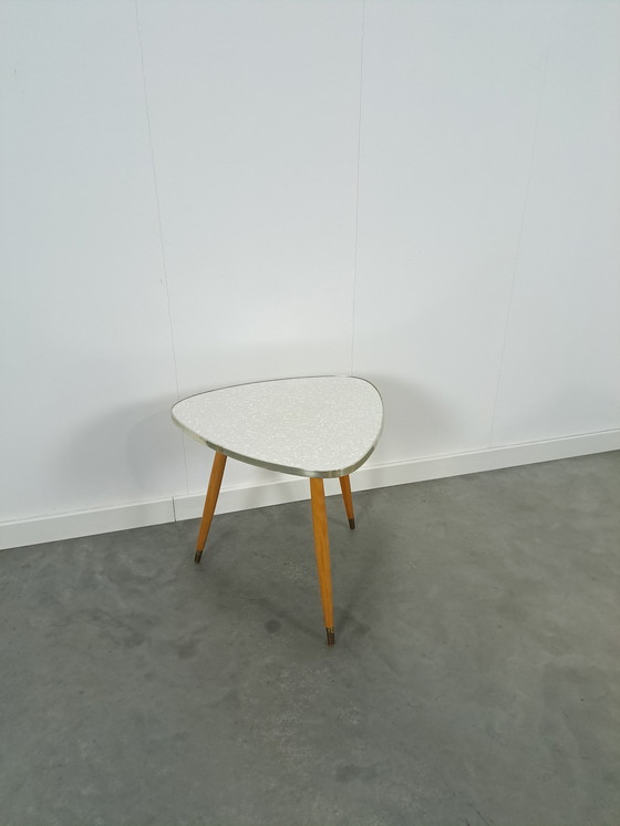 Image 1 of Tavolino alto con piano in formica grigio-bianco