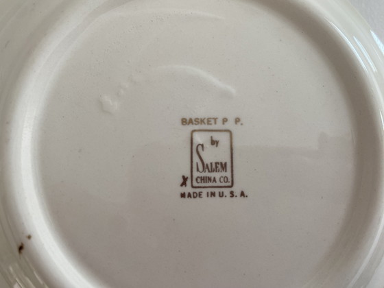 Image 1 of Cesta de porcelana Salem, fabricada en EE. UU. aproximadamente en 1950.