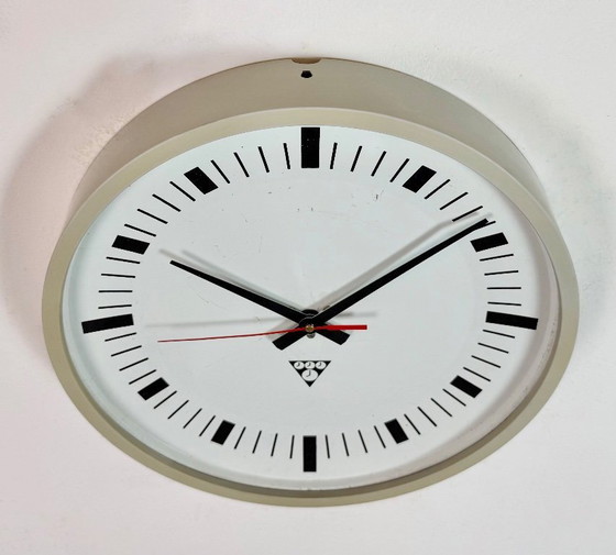 Image 1 of Industrielle graue Bakelit-Wanduhr von Pragotron, 1970er Jahre