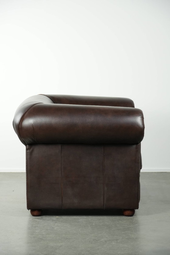 Image 1 of Luxe bruine rundleren chesterfield fauteuil met een tijdloze Engelse uitstraling