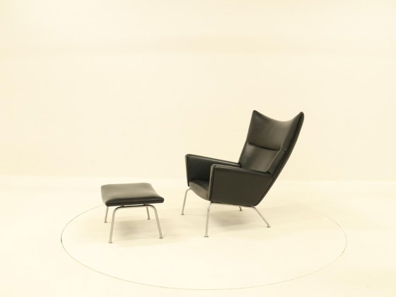 Image 1 of Poltrona Wing e pouf coordinato – CH445 e CH446 – di Hans Wegner