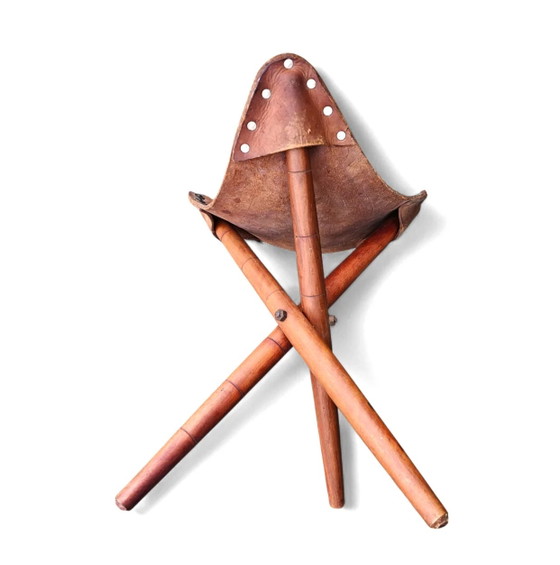2 x Bijpassende Vintage Bewerkt Lederen Driepoot Stoel / Campingstoel – Klapstoelen (photo 6 of 17)