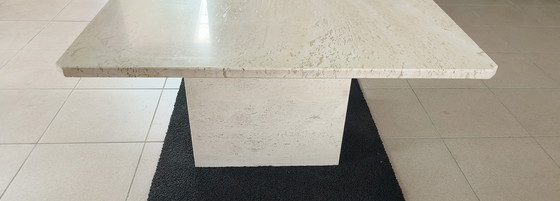 Image 1 of Tavolino da caffè in travertino in buone condizioni.