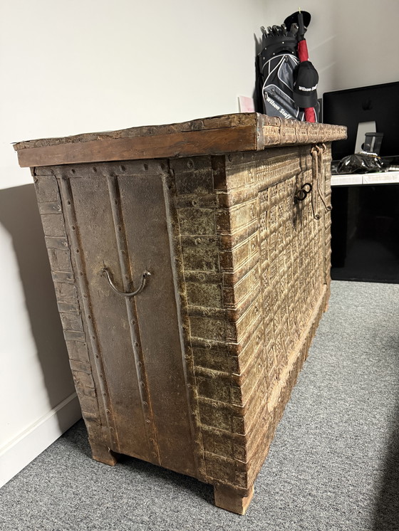 Image 1 of Houten Kist met Metalen Beslag - Uniek Stuk