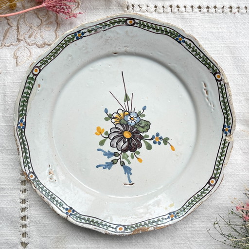 Assiette ancienne en faïence française, XVIIIe siècle, motif floral de Nevers