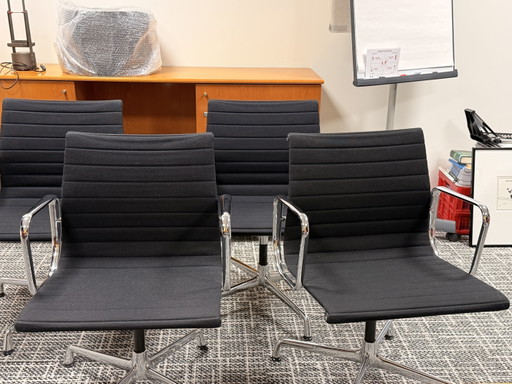 4 Vitra Chares & Ray Eames vergaderstoelen