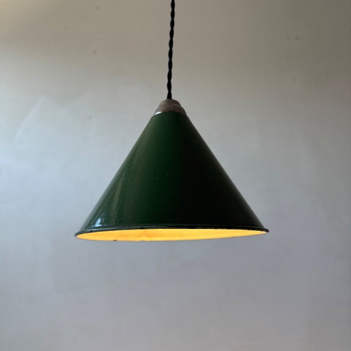 ANCIENNE SUSPENSION D’ATELIER EMAILLEE VERTE CONIQUE